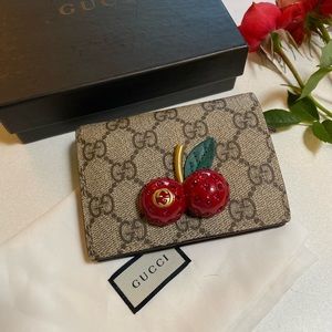 🎀 Gucci GG Supreme Cherry PVCx Leather Compact Wallet Beige  “Limited Edition”